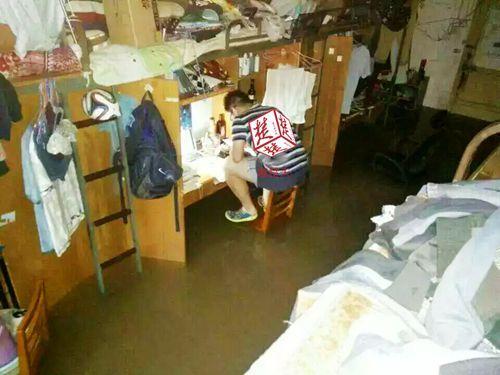 武汉学霸大水中蹲椅子上复习 网友：佩服佩服（图）