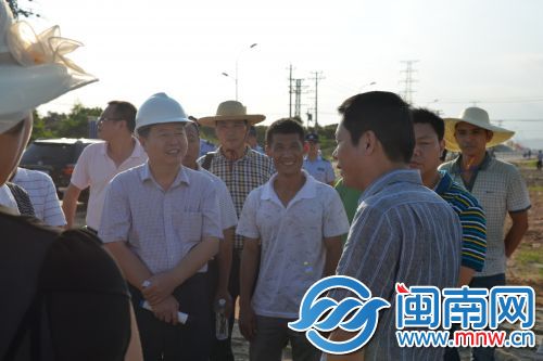 图4：何德发向项目负责人和工程队的施工人员表示感谢。