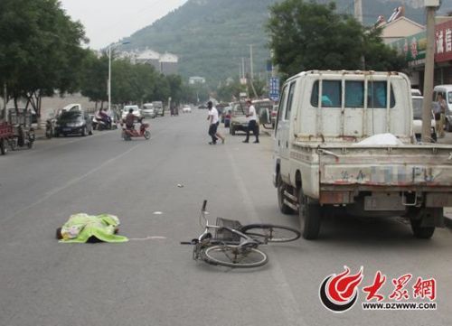 男子开车门致人被撞死 假装路人围观被识破