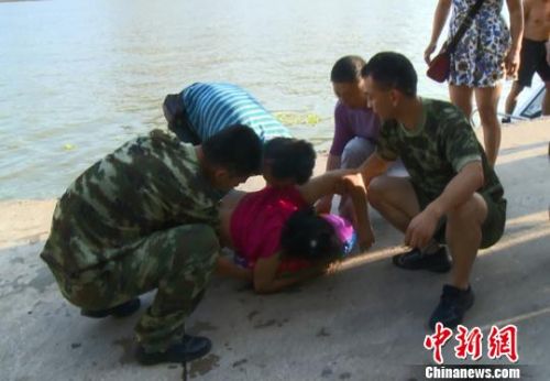 图为合川消防特勤中队将被困者救上岸。 王鹏飞 摄