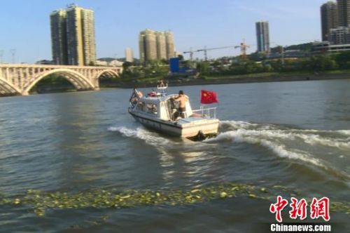 图为合川消防特勤中队开着冲锋舟展开救援。 王鹏飞 摄