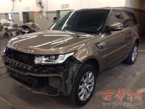 随即，郭先生拨打了报警电话，咸阳市公安局秦都分局西兰路派出所民警赶到现场了解此事。&ldquo;车就停了半个多小时，谁会跑过来划车，我当时问停车收费员了，她说我就收你3块钱停车费，至于把你车划了不。&rdquo;郭先生说。