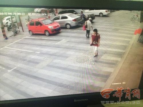 &ldquo;早上9点半，我到秦隆步行街买东西，将车停放在秦隆步行街东口的一个停车位上，车刚停稳，一个名女子走过来敲车玻璃，让我把将车停在旁边的车位上。&rdquo;郭先生说，女子穿着白色T恤，并没有穿收费员的制服，而且语气是命令式的。