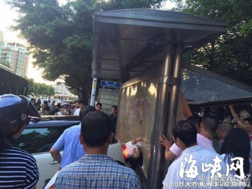 等车的女子被冲上站台的MINI车顶进广告牌里