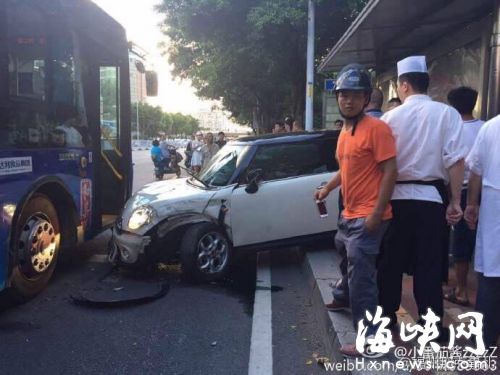 MINI车撞上公交车后冲上站台