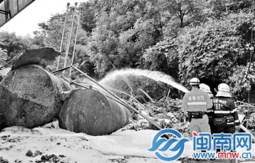 消防官兵对油罐进行稀释处理