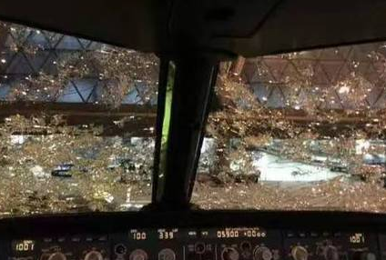 航班被砸成麻子脸