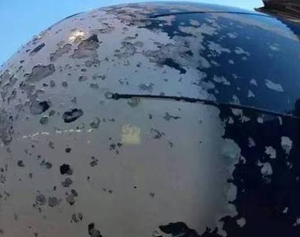 航班被砸成麻子脸