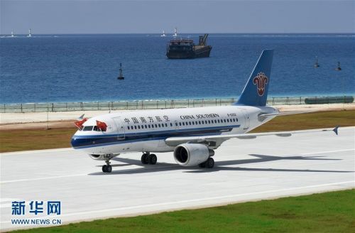 经过近2个小时的飞行，分别于10时29分、10时28分在美济礁新建机场和渚碧礁新建机场平稳着陆并于当日下午返回海口，试飞成功。图为7月13日，南方航空公司的客机在美济礁新建机场着陆。摄影：陈益宸