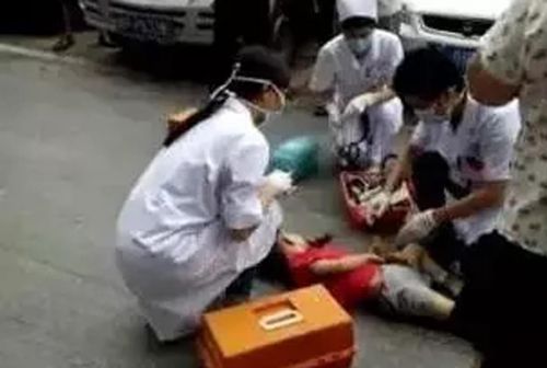 河源女司机碾压7岁幼童监控视频曝光 被指蓄意撞人