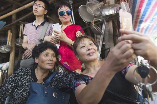 女子下跪买狗:卖房筹钱儿子离婚 账目不清受质疑