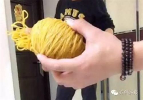 小伙用700根皮筋勒西瓜，结局喜感