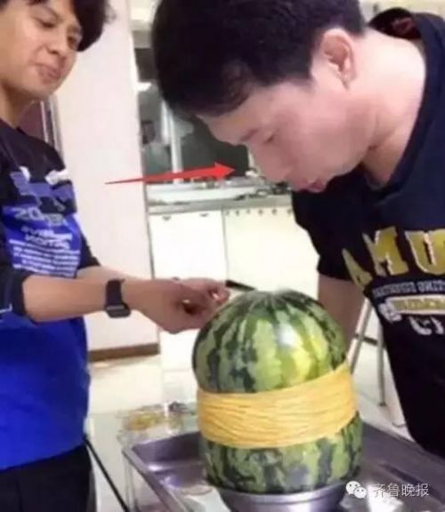 小伙用700根皮筋勒西瓜，结局喜感