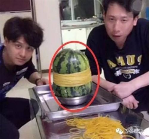 小伙用700根皮筋勒西瓜，结局喜感