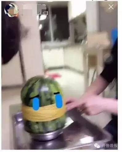 小伙用700根皮筋勒西瓜，结局喜感