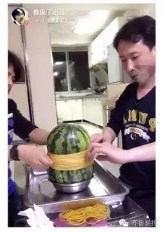 小伙用700根皮筋勒西瓜，结局喜感