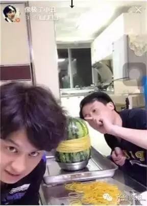 小伙用700根皮筋勒西瓜，结局喜感