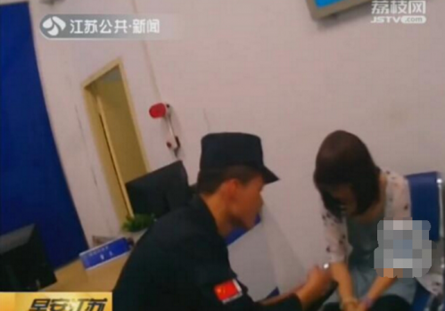 穿裙子的男子被抓后接受调查。