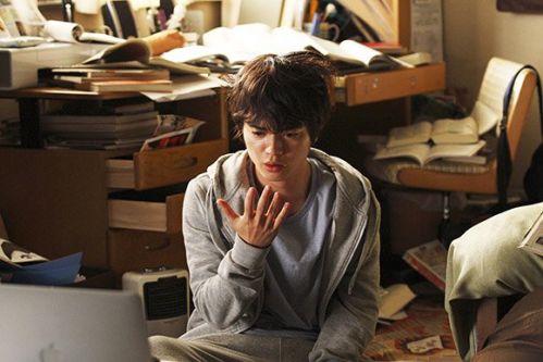 日本当红影星染谷将太,桥本爱,深津绘里等共同出演的科幻巨作《寄生兽