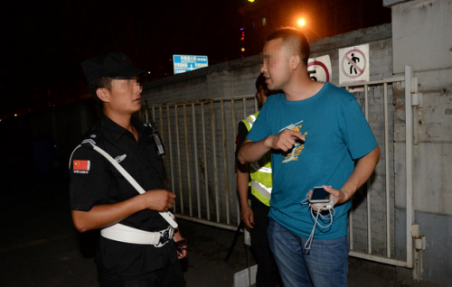 曹某称,她误以为石景山是一座山,因担心被警方抓到,所以才骑自行车向石景山方向逃跑。后来发现石景山并没有山可躲藏,于是在游荡两天后骑车返回西城区。在此期间,她曾露宿街头,还曾偷过居民晾晒的衣物。图为警方深夜来到一家公交场站寻找线索。