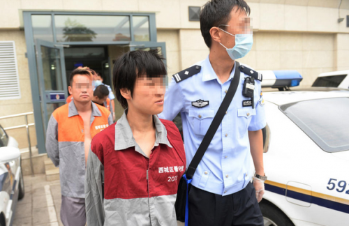 调查中,侦查员了解到,曹某在京居无定所,可以说是个流浪者,且从其前科上看,曹某的性格比较暴躁。2009年7月,曹某在北京丰台区丽泽桥一招待所内与老板发生纠纷后,持刀将事主扎伤,后被警方依法刑事拘留;2011年11月,在天津河北区一辆公交车上因与人发生口角,持刀将人捅伤,被判刑2年6个月。