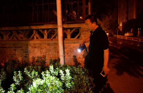 据曹某供述,因父亲患癌症去世,母亲改嫁,没人照顾的她初中没毕业就离开了家,先后去过大连、青岛、天津、北京等地,要么打工要么流浪。成长的经历给她留下了阴影,多年来她已习惯独来独往,且脾气暴躁。图为警方在小区里查找线索。