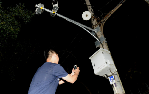 案发当日凌晨5时许,她蹬着滑板车经过南官房胡同时,看到一个腿脚不太利索的男子手里拿着一顶帽子,感觉是自己曾经捡拾的,便上前索要。对方拒绝将帽子给她,还骂了她。其间看到该男子手中有一条长约90厘米、小拇指粗的铁链子,因害怕对方打自己,便将铁链抢了过来,随即用铁链抽打对方胸部和头部,之后逃跑。图为警方调取周围的监控。