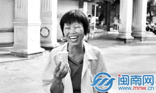 环卫工收到银耳羹，笑得很开心