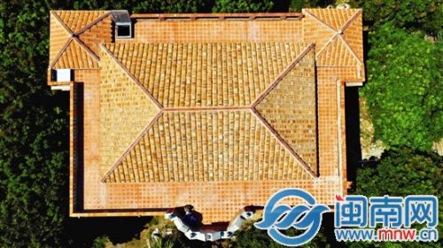 屋顶全部揭掉重建，红色瓦片一片片回铺