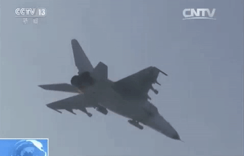 训练紧贴实战   上午8时,第一突击编队两架战机保持间隔跟进起飞,在