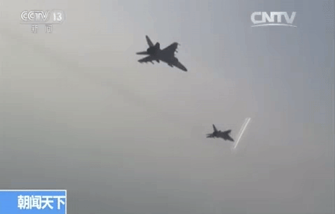 北海舰队歼击轰炸机训练视频曝光 超低空飞行精确打击
