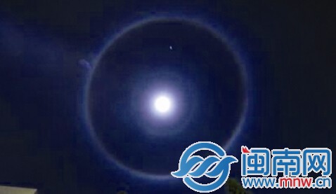 去年4月拍摄于平潭的月晕（网图）