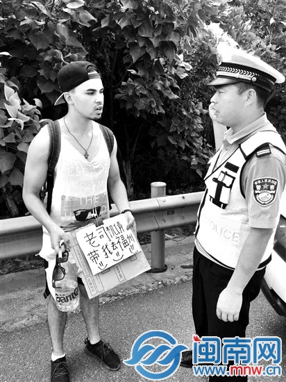 一番教育后，民警将外国小伙送出高速