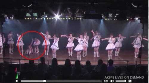 AKB48女偶像舞台惨摔 膝盖脱臼被抬出场