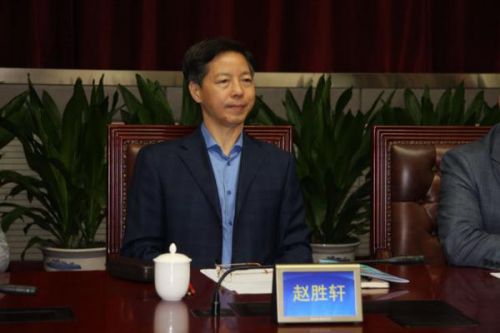 官方简历显示，赵胜轩（1953.12）是山东单县人，1975年1月参加工作，中国人民大学哲学专业毕业。