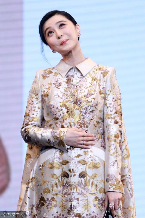 范冰冰身材明显发福 胸前扣子崩开险走光