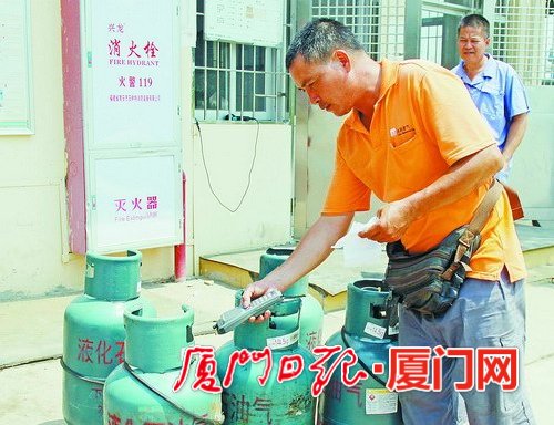 厦液化气瓶“佩”二维码 扫一扫可辨是否“黑气”