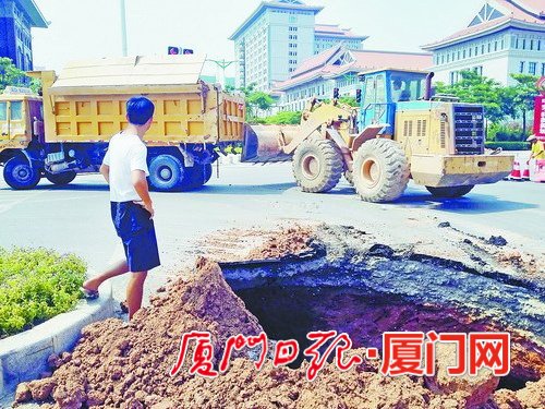 集美上演土方车“翘前蹄” 因地面突然下陷掉进大坑