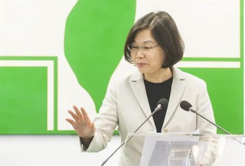 台作家:蔡英文失去中间选民与精英支持 回到草