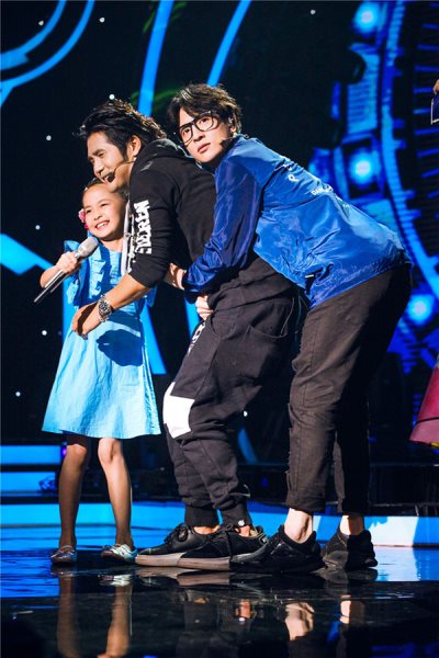 《中国新声代4》薛之谦曹格共舞 小李荣浩李