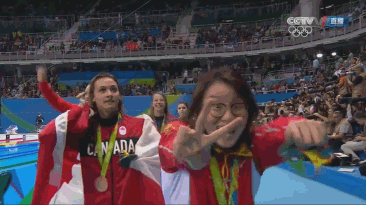 随后奖牌获得者沿着泳池边退场时,走在最前面的傅园慧或许是确认