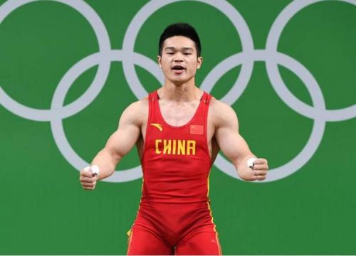 举重69KG石智勇夺冠精彩GIF图 央视解说员惊