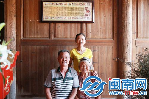85岁的奶奶和64岁的公公，在曾鸿玉悉心照料下，都还很健康