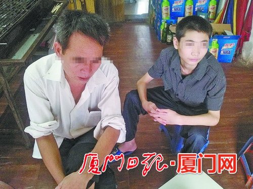 写“求收养”告示的小杨和他父亲。