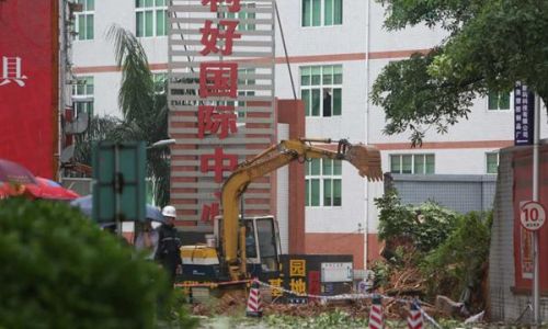 8月10日上午，深圳龙岗区龙岗街道龙东利好工业园一段围墙因暴雨坍塌。微博 图