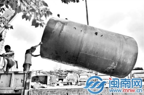 巨大的油罐被检查人员运走