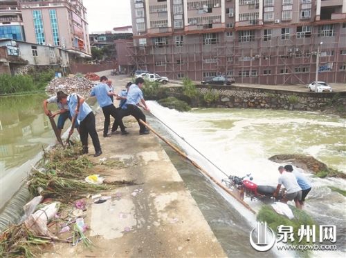 民警和群众合力拉起老人的车