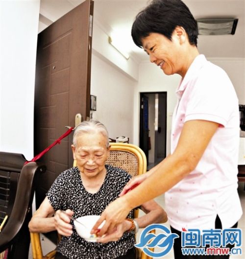 婆婆午睡起來，林小紅趕緊為她泡了一碗溫牛奶