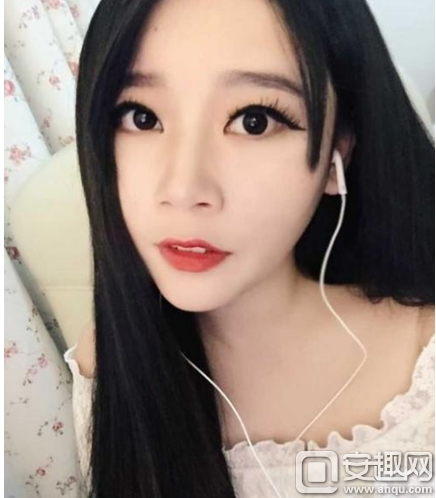 斗鱼酥酥深夜晒大腿 网友闲其腿毛太长