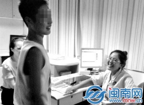 和医生聊天后，小豪很开心，出去还会先跟医生打招呼